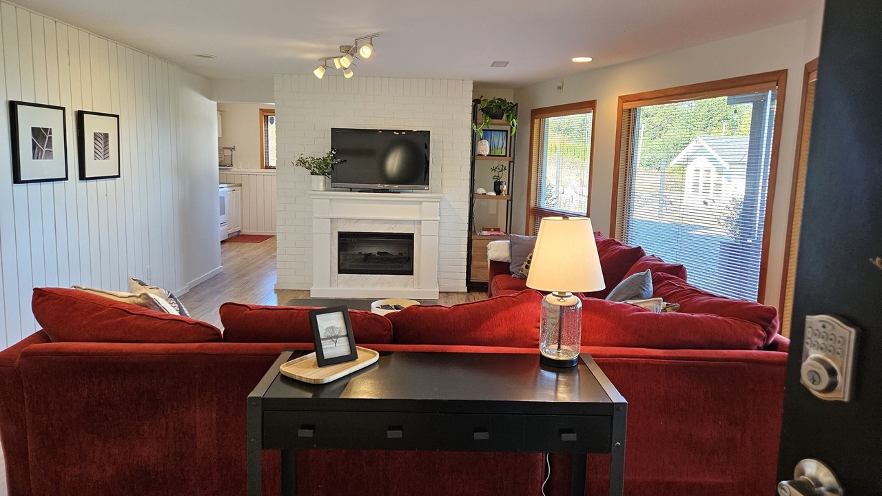 Photo of Livingroom in Courtenay