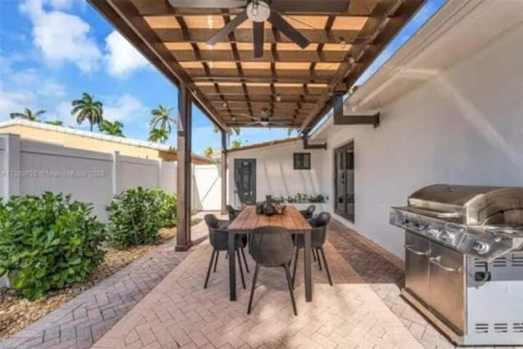 Photo of Outdoor in Hollywood Lakes
