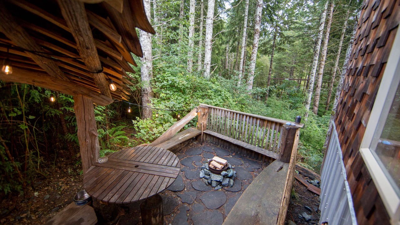 Photo of Patio Balcony in Juan de Fuca Electoral Area