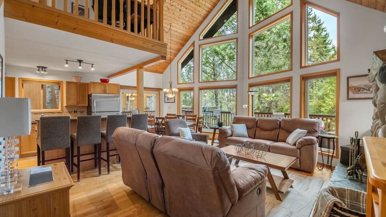 Photo of Livingroom in East Kootenay