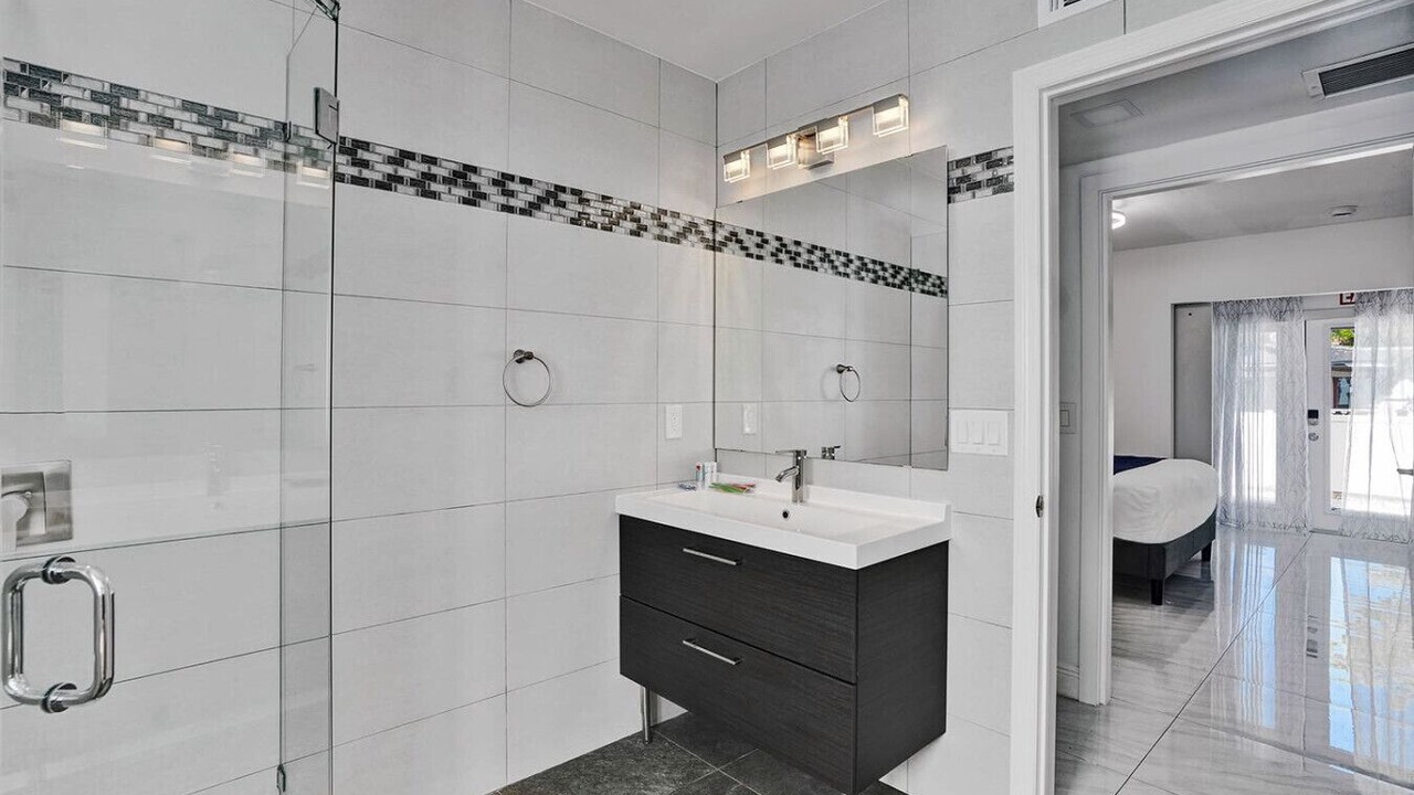 Photo of Bathroom in Hollywood Lakes