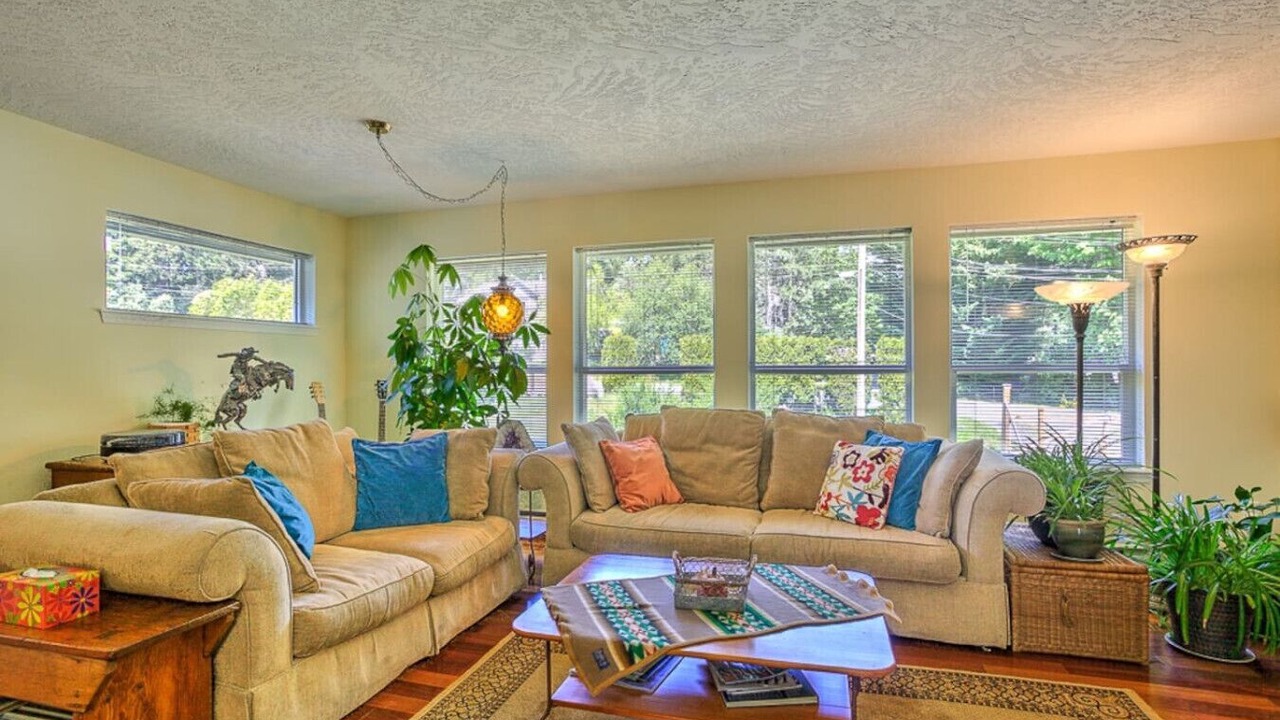 Photo of Livingroom in Shawnigan Lake