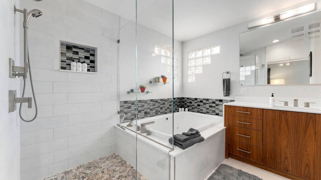 Photo of Bathroom in Alamo Placita