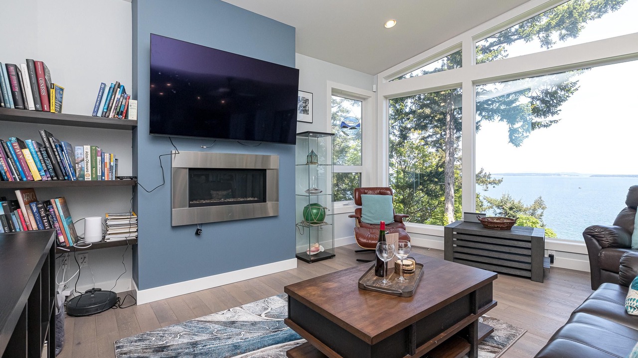 Photo of Livingroom in Cordova Bay