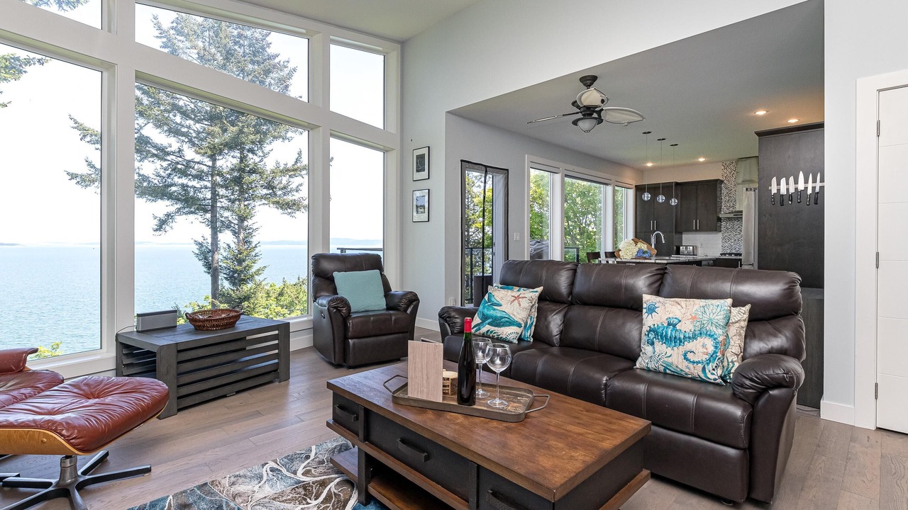 Photo of Livingroom in Cordova Bay