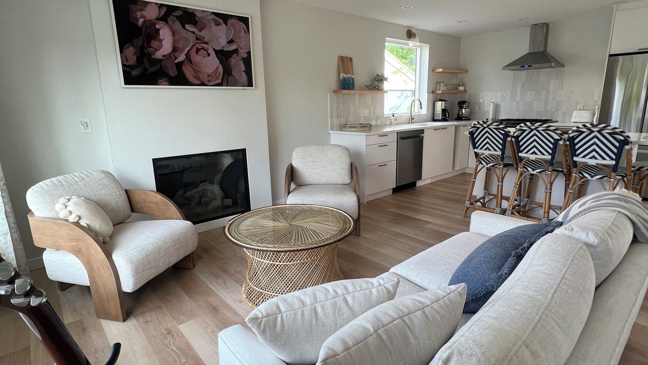 Photo of Livingroom in Campbell River