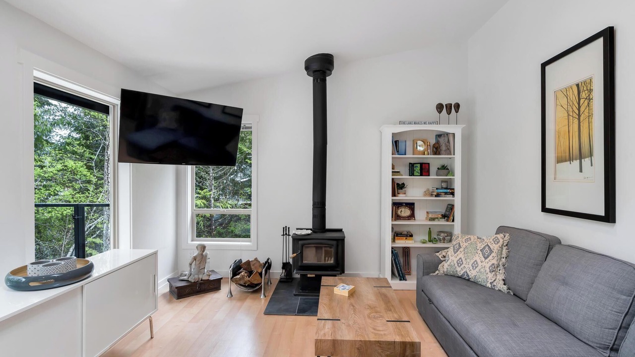 Photo of Livingroom in Shawnigan Lake