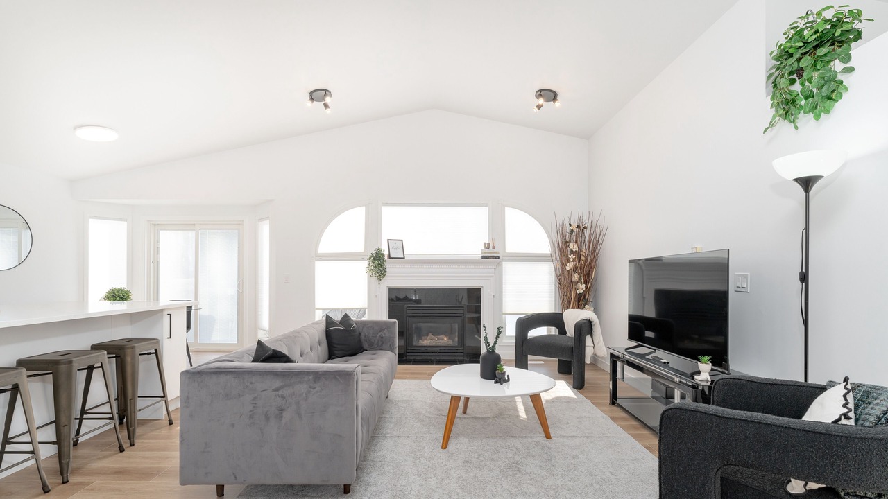 Photo of Livingroom in Southeast Edmonton