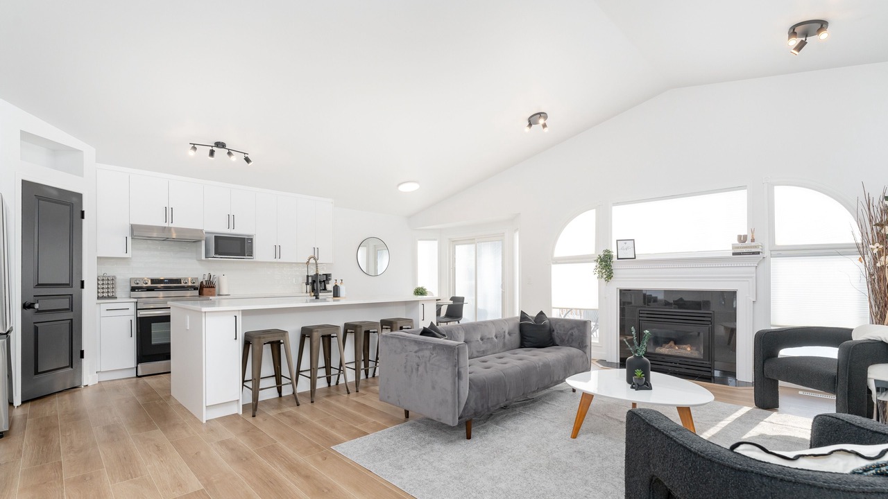 Photo of Livingroom in Southeast Edmonton