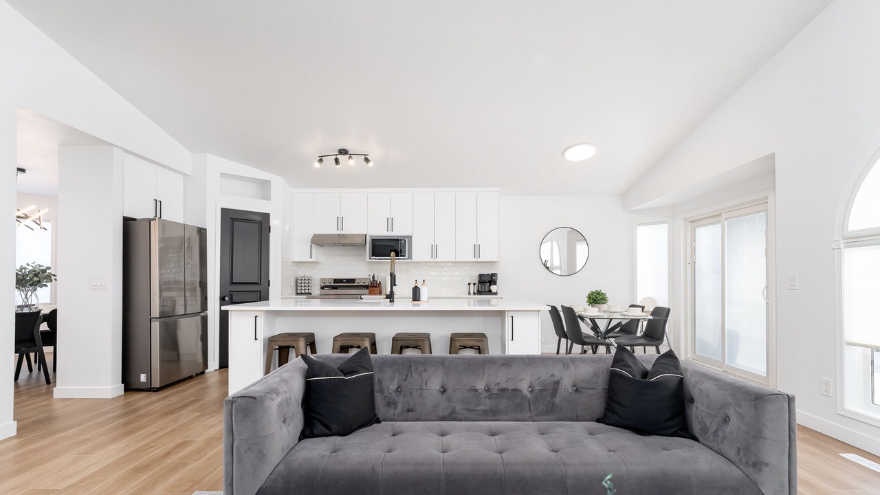 Photo of Livingroom in Southeast Edmonton