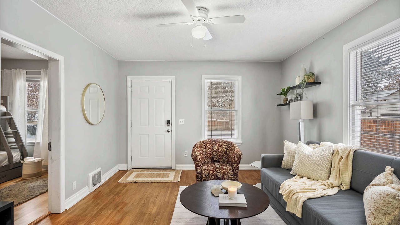 Photo of Livingroom in Sylvan Lake