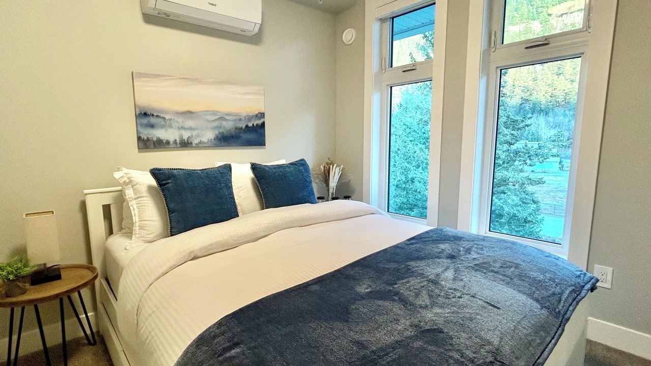 Photo of Bedroom in Harrison Hot Springs