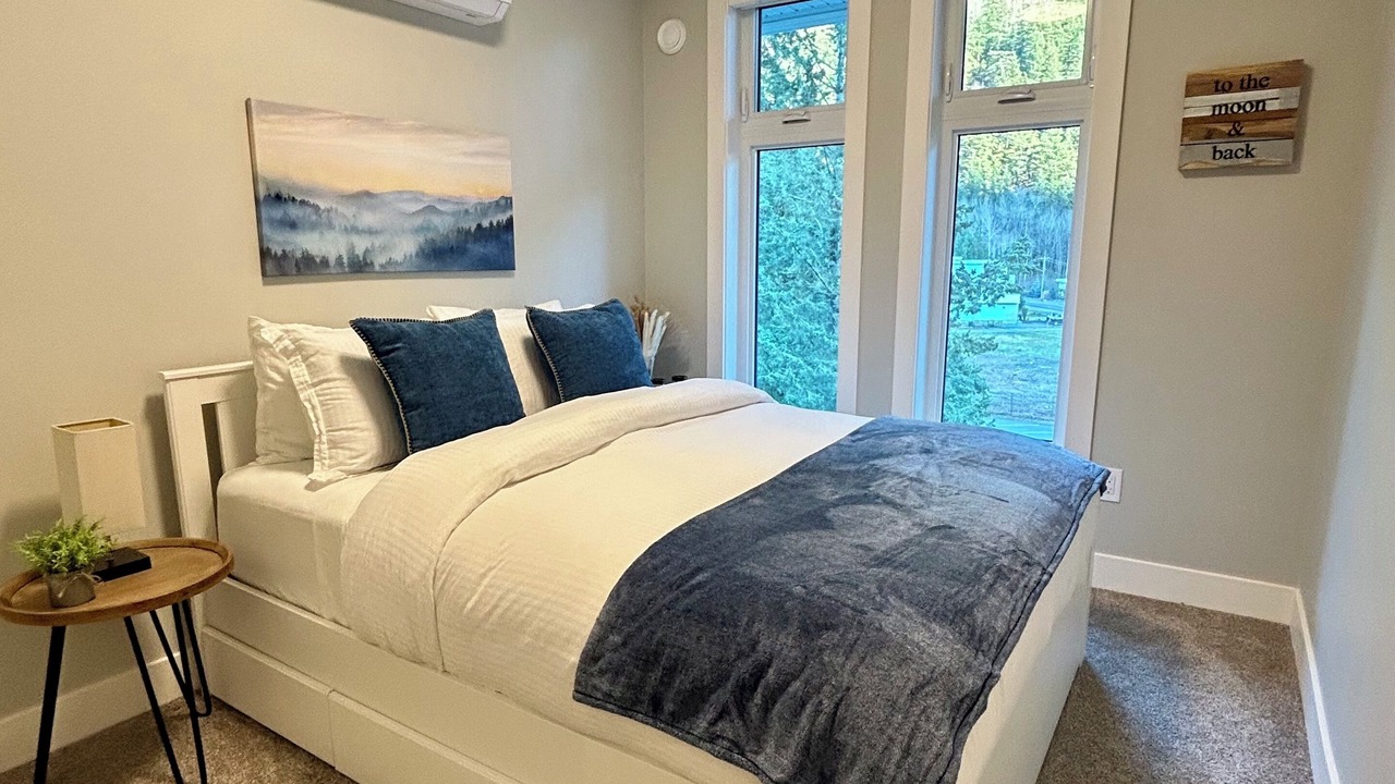 Photo of Bedroom in Harrison Hot Springs