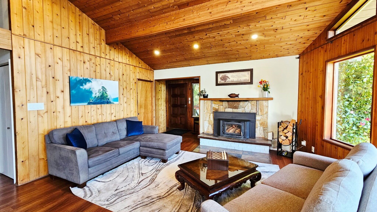 Photo of Livingroom in Juan de Fuca Electoral Area