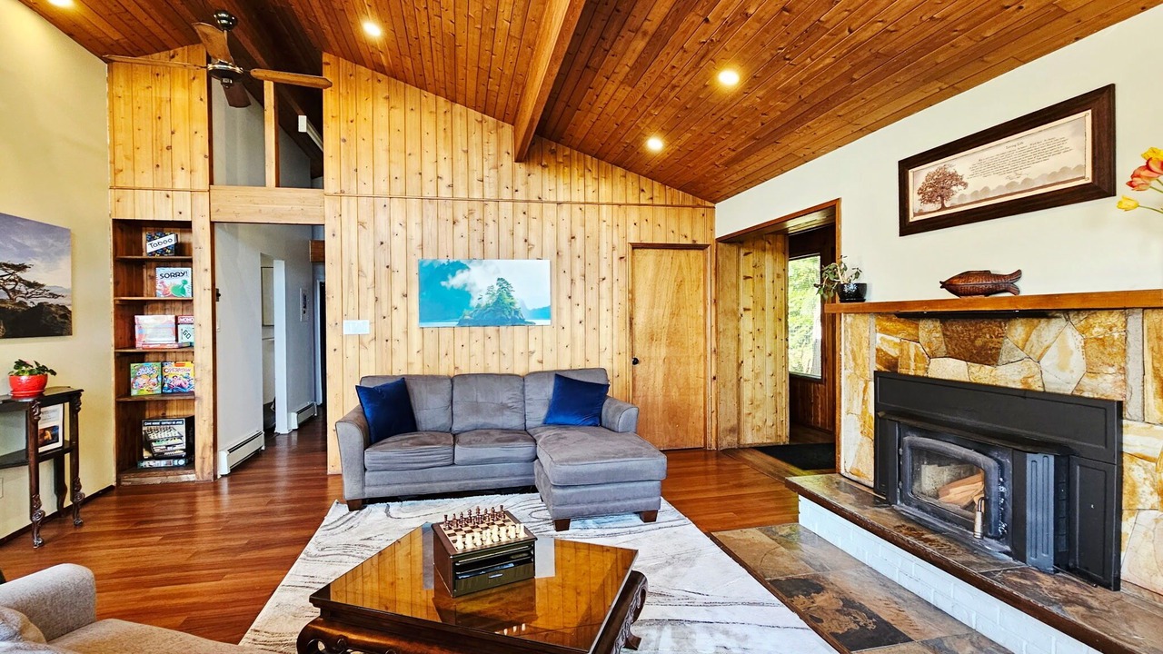 Photo of Livingroom in Juan de Fuca Electoral Area