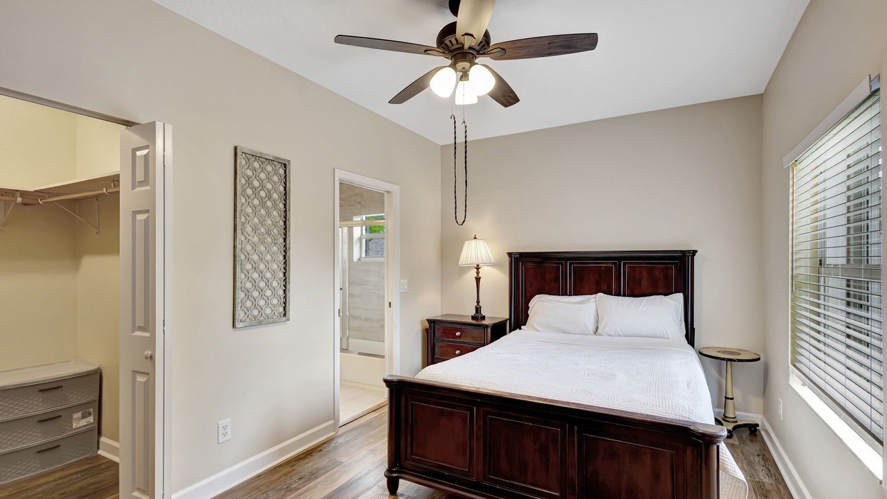 Photo of Bedroom in Greenview Shores