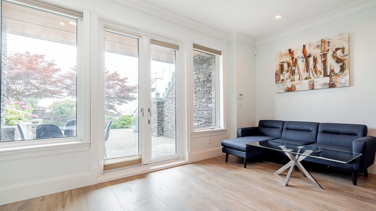 Photo of Livingroom in Dundarave