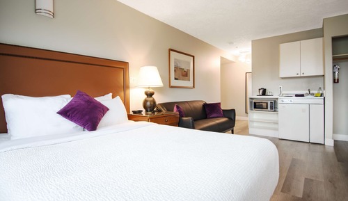 Room, 1 Queen Bed (Coast Queen Studio Suite with Kitchenette)