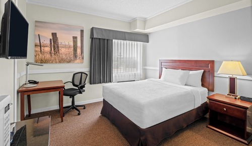 Room, 1 Queen Bed, Mobility Accessible, Kitchenette