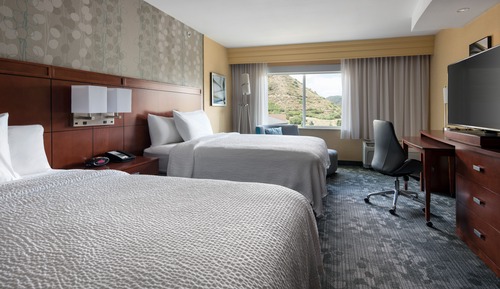 Room, 2 Queen Beds, Mountain View (Mobility/Hearing Accessible, Tub)