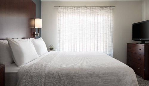 Suite, 2 Bedrooms (Mobility/Hearing Access, Roll-In Shwr)