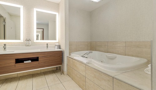 Suite, 1 King Bed, Jetted Tub