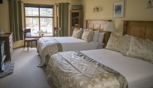 Deluxe Suite, 2 Queen Beds, Fireplace