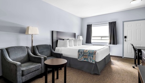 Standard Room, 1 King Bed, Non Smoking, Kitchenette (Dining Table)