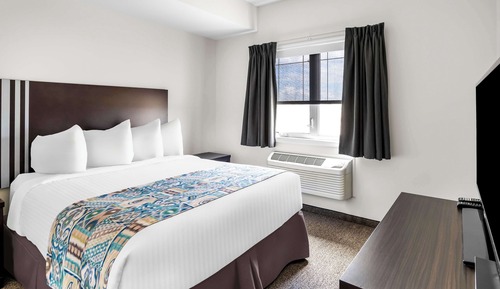 Executive Suite, 2 Queen Beds, Kitchen, Ground Floor
