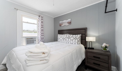 Cozy Ocean-Side King Suite (444)