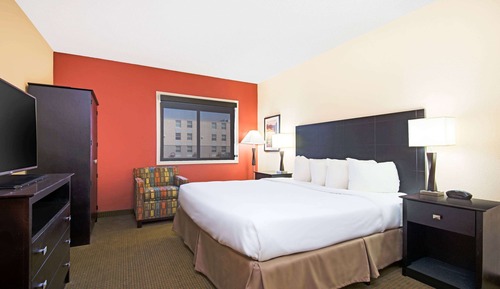 Standard Room, 1 King Bed, Non Smoking (Atrium View)