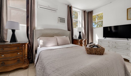 Comfort Room, Patio
