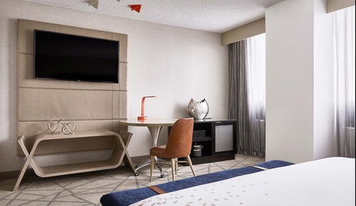 Club Room, 1 King Bed (Mobility Accessible, Roll-in Shower)