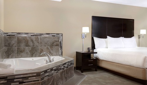 Signature King Suite Fireplace, Jetted Tub & Sofa Bed