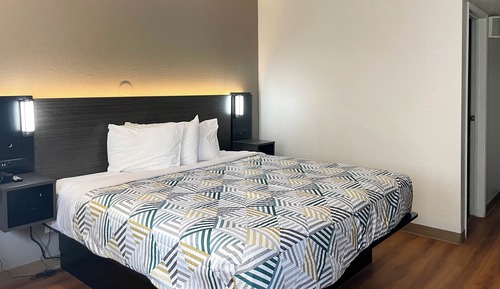 Room, 1 Queen Bed, Roll-in Shower, Non Smoking