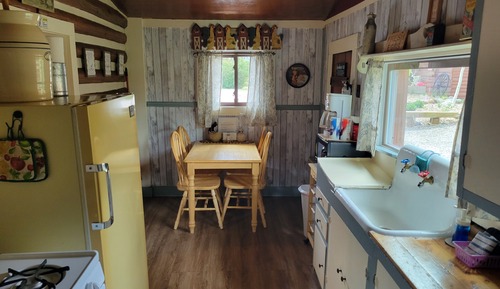Farmhouse Cabin (Pet Friendly)
