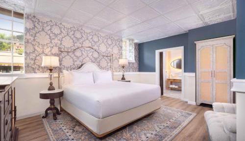 Boutique King Room 