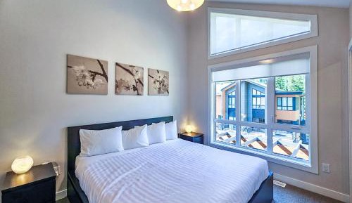 Three-Bedroom Apartment with Mountain View