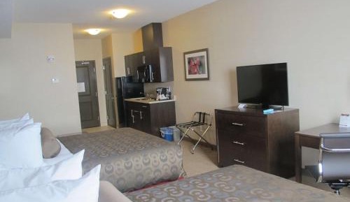 Queen Suite with Sofa Bed and Kitchen