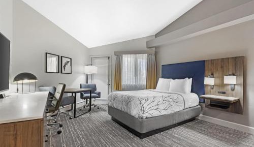 Queen Room with Balcony and Kitchenette - Non-Smoking
