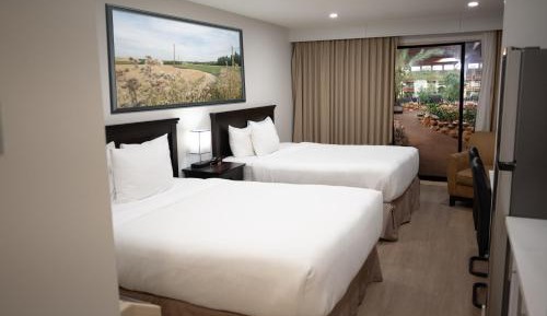 Deluxe Queen Room with Two Queen Beds - Pool Access/Main Floor/Non-Smoking