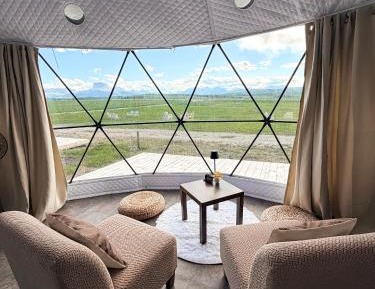 Apartment with Mountain View