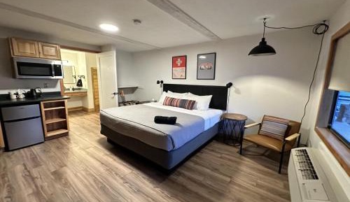 Large Deluxe King Room - Non-Smoking