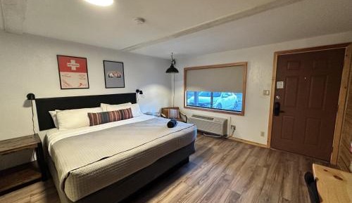 King Room with Roll-in Shower - Disability Access/Non-Smoking