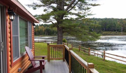 Charming Lakeside Log Cabin 