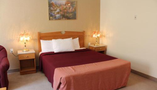 Deluxe Queen Suite