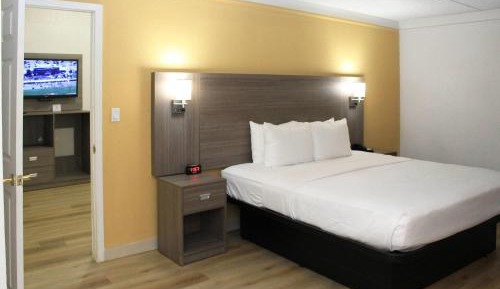 1 King Bed | Non-Smoking