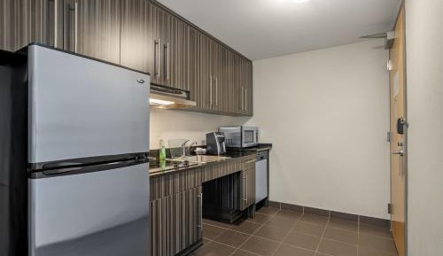 King Suite with Roll-In Shower, Sofa Bed and Full Kitchen - Disability/Non-Smoking