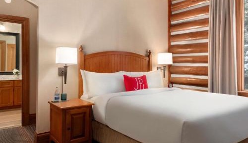 One-Bedroom Queen Suite