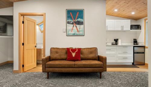 Deluxe Queen Suite